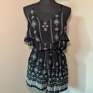 Skies are Blue boho printed black‎ and white romper women’s small V-neck flounce